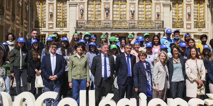 5000 coll&eacute;giens &agrave; Versailles 2022 : la vice-Pr&eacute;sidente Nathalie L&eacute;andri et le Pr&eacute;sident Pierre B&eacute;dier avec les &eacute;l&egrave;ves