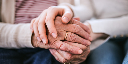 Main d'adolescente tenant une main de grand-m&egrave;re