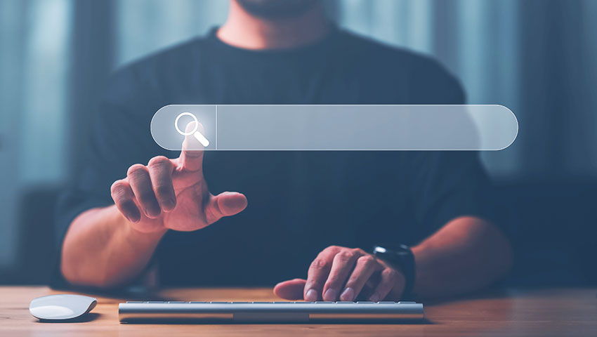Image illustrative, montrant un doigt sur un &eacute;cran tactile et une main sur le clavier